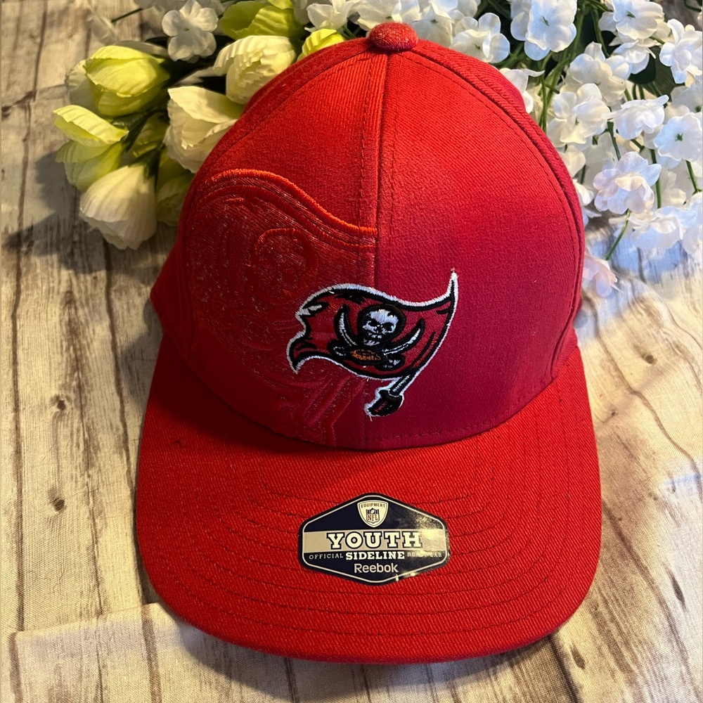 🧢🏈NWT NFL YOUTH Tampa Bay Buccaneers Ball Cap